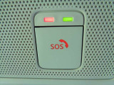 急病時や危険を感じた時、SOSコールスイッチを押すと専門のオペレータに繋がって、警察や消防への連携をサポートしてくれます。また、万が一の事故発生時には、エアバッグ展開と連動して自動通報します。別途契約要