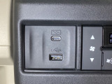 エアコン操作パネルの左側に、スマートフォンなどの充電可能なUSB端子と、音源などの外部入力の可能なUSB端子がついています。移動中に充電もできるので便利です。