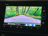 【バックカメラ】駐車時に後方がリアルタイム映像で確認できます。大型商業施設や立体駐車場での駐車時や、夜間のバック時に大活躍!運転スキルに関わらず、今や必須となった装備のひとつです!