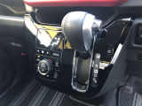 操作しやすいATシフトです。 シフトチェンジを気にしなくていいので運転だけに集中できますね。 自然と手に届くところにある、手になじむ形状のシフトノブがいいですね。