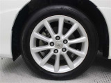 純正アルミホイールは精度が高く、走行の安定性が優れています。タイヤサイズ215/55R17