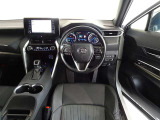 革巻きステアリングで快適な操作性の運転席です。