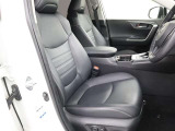 運転席の写真です!座り心地も良さそう、あなたのドライビングポジションをガッチリ支え、心地よい安心感で、ロングドライブもらくらく??