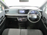 ■黒を基調としたスタイリッシュなデザインの運転席です。衝突被害軽減ブレーキ、レーンキープアシストなどの安心装備付き!
