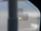 【ブラインドスポットモニター】左右斜め後ろを平行して走る車を認識し、車線変更の際に危険を察知するとドライバーへ警告を促します。夜・雨・トンネル内など走行時の環境が悪い時ほど頼りになる安全装置です。