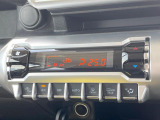 【オートエアコン】一度お好みの温度に設定すれば、車内の温度を検知し風量や温度を自動で調整。暑い&hellip;寒い&hellip;と何度もスイッチ操作をする必要はありません。快適な車内空間には必須の機能ですね♪