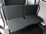 2列目シートです 簡単な操作で折りたたむことが可能で、フラットな荷室となります。