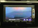 ギヤをR(バック)に入れるとナビの画面に後ろの映像が映るリアカメラ付です。後退時、コンディションが悪い視界でもカラーバックモニターがドライバーをサポートします。