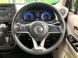 インテリアに合わせたデザインのステアリングは、運転される方のことも考え、運転しやすい形状、大きさです。是非一度、実際に触ってお確かめください。