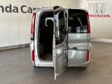 ワクワクゲートで、スペースの狭い駐車場でもバックドアから車内へアクセスることが出来ます!