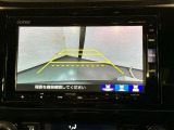 リバースギアに入れるだけで後方の表示へ切り替わります。夜間や雨の日の駐車も楽になりますよ。