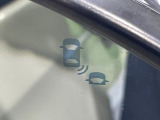 【ブラインドスポットインフォメーション】走行中、ドアミラーの死角になりやすい箇所に後続車が接近するとサイドミラー付近に警告を表示、ドライバーに注意喚起をしてくれます。