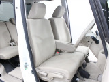 フロントベンチシートですので運転席足元ゆったり広々快適です。助席への移動も楽々です。