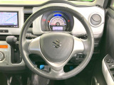 インテリアに合わせたデザインのステアリングは、運転される方のことも考え、運転しやすい形状、大きさです。是非一度、実際に触ってお確かめください。