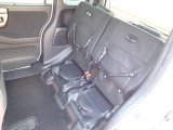 ◆チップアップ&ダイブダウン機構付【ULTR SEAT】は後席座面を左右分割で跳ね上げることができます。トランクで積載できない背の高い荷物をラクラク収納できます。ホンダ車ならではの人気装備です。