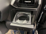 運転席と助手席には、格納式のドリンクホルダーが装備されています。
