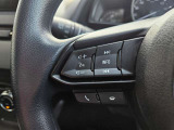 【ステアリングスイッチ】ステアリングスイッチは運転姿勢や視線を崩さずに操作が可能です。左側にはオーディオ類があります。