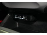 小物の収納に便利なセンタートレイには携帯等のデバイスの充電可能なUSB出力電源付です。