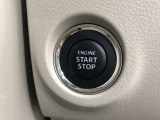エンジンスタートスイッチです。キーが車内にあれば、エンジンの始動や停止はスイッチを押すだけ!キーを取り出す手間を省き、ワンプッシュで操作できるので簡単でスムーズです。
