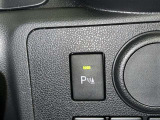 コーナーセンサーを車の前後に装備。障害物までの距離に応じて警告音を変えてお知らせ。縦列駐車時や駐車場・車庫などでの取り回しをサポートします。詳細は販売店スタッフまでおたずねください。