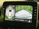【アラウンドビューモニター】専用のカメラにより、上から見下ろしたような視点で360度クルマの周囲を確認することができます☆死角部分も確認しやすく、狭い場所での切り返しや駐車もスムーズに行えます。
