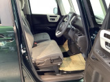 【ベンチシート】運転席と助手席の移動もスムーズ!狭い駐車場での乗り降りや、お子様の乗り降りにも便利です。座席の間にコンソールボックスやドリンクホルダーがないため、車内空間が広く感じます。