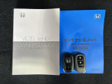 スマートキーは鍵をバッグに入れたままでもドアロックの開閉やエンジンのON・OFFができます。夜間や雨の日も鍵を探さなくて良いので便利です。