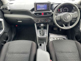 シンプルなデザインの運転席周りのパネルは装飾が多数付いていて見栄えがいいです!