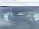【トヨタセーフティセンス】走行中に前方の車両等を認識し、衝突しそうな時は警報とブレーキで衝突回避と被害軽減をアシスト。より安全にドライブをお楽しみいただけます。