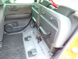◆チップアップ&ダイブダウン機構付【ULTR SEAT】は後席座面を左右分割で跳ね上げることができます。トランクで積載できない背の高い荷物をラクラク収納できます。ホンダ車ならではの人気装備です。