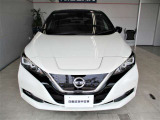 ■日産らしさを引き立てるフロントマスクの大きなVモーショングリル。NISSANロゴの上部に通常と急速、どちらも備えた充電口があります。