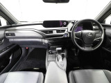 上質で落ち着いた印象のインパネ。視界も広々で運転しやすいです。