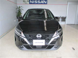 日産らしさを引き立てる大きなVモーショングリル。バンパーはエアロ形状で空力を考え設計されています。