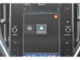 Apple CarPlay/Android Autoに対応しスマートフォンにインストールされているアプリを大画面に表示して使用できるほか、音声認識による操作も可能です。