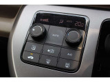 フルオートエアコンを装備しております。車内の温度設定だけでなくPM2.5にも対応した高性能集塵フィルターも装備しており車内はいつも快適空間です。