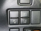 レーンディパーチャーアラートとは車線または走路からの逸脱の可能性を警告すると共に、車線または走路からの逸脱を避けるためのハンドル操作の一部を支援する機能です。詳細は販売店スタッフまでおたずねください。