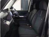 サンルーフで明るさと開放感もグーンとアップ!中古車市場では人気の装備です、捜している方も多いんですよ。
