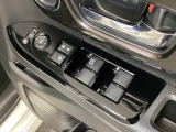 パワーウインドウは運転席でドア4枚とも上下の操作ができるようになっています。子供さんが勝手に操作できないようにロックすることも可能です。