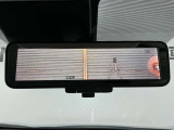 【インテリジェントルームミラー】後部座席の人や荷物で視界が遮られてもカメラの映像でいつでもクリアな後方視界が確保できます。