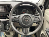快適な操作性の運転席、ハンドルも綺麗に清掃済みです!もちろん安全を守るエアバッグも装備しているので安心してお乗りいただけます(^^)
