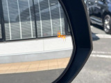 【ブラインドスポットモニター】走行中、ドアミラーの死角になりやすい箇所に後続車が接近するとサイドミラーのレンズに警告を表示!ドライバーに注意喚起をしてくれます。