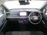 グレーを基調としたスタイリッシュなデザインの運転席です。衝突被害軽減ブレーキ、レーンキープアシストなどの安心装備付き!