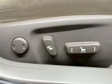 【パワーシート】電動でシートポジションの変更が可能です。手動式より細かくシート設定が可能ですのでより快適な姿勢でドライブを楽しんで頂けるでしょう。