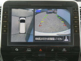 純正10インチメモリーナビです。 全周囲カメラで、クルマを上空から見下ろしているかのような映像を映し出します。周囲の状況がひと目でわかります!