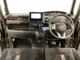 車内は光触媒抗菌消臭施工済です。インパネ周りはスタイリッシュなデザインで機能や装備も充実しています。グローブボックスやカップホルダーのほかにトレーなどたくさんの収納スペースが付いています。