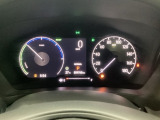 ハイブリット車専用のメーターです。右側の大型スピードメーターに加え、ステアリングスイッチを使って左のマルチインフォメーション・ディスプレイで燃費や動力伝達などの情報が見れるようになっています。