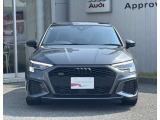 シングルフレームグリルはAudiの象徴的なデザイン要素であり、一目でAudiとわかるスタイル、大きくて迫力のある形状が車のスポーティな印象を強調しており、魅力的なデザインとなっています。