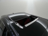 【ムーンルーフ】前席のチルト・スライド式ガラスルーフが装備されております為、開放感あふれる室内空間を演出いたします。頭上のスイッチでルーフの開閉を行えます。