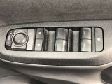 パワーウィンドのスイッチです。運転席に座りながら、助手席や後席の窓を開け閉めできるので大変便利ですよ。