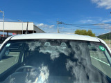 2つのカメラで前方の車両や歩行者を検知し、衝突のおそれがあると判断すると、ブザー音やメーター内の表示で警告。衝突の可能性が高まると、自動でブレーキをかけ、衝突の回避または衝突時の被害軽減を図ります。